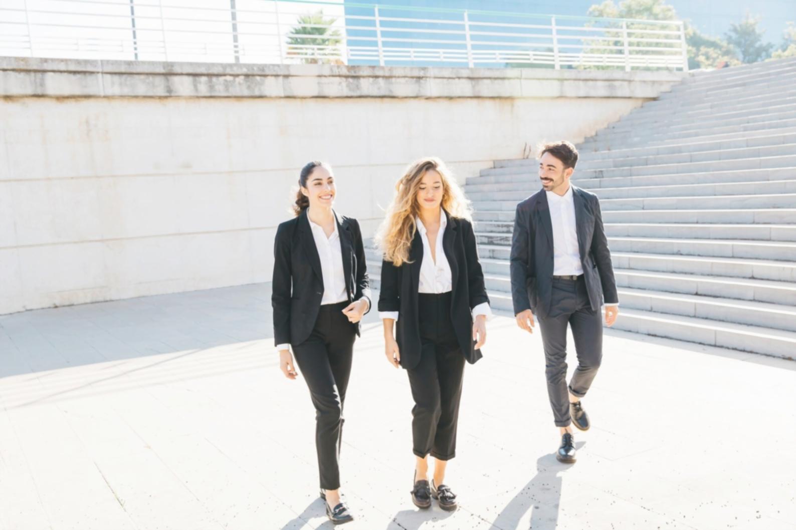 Profesional trabajando con análisis financiero y presupuestos